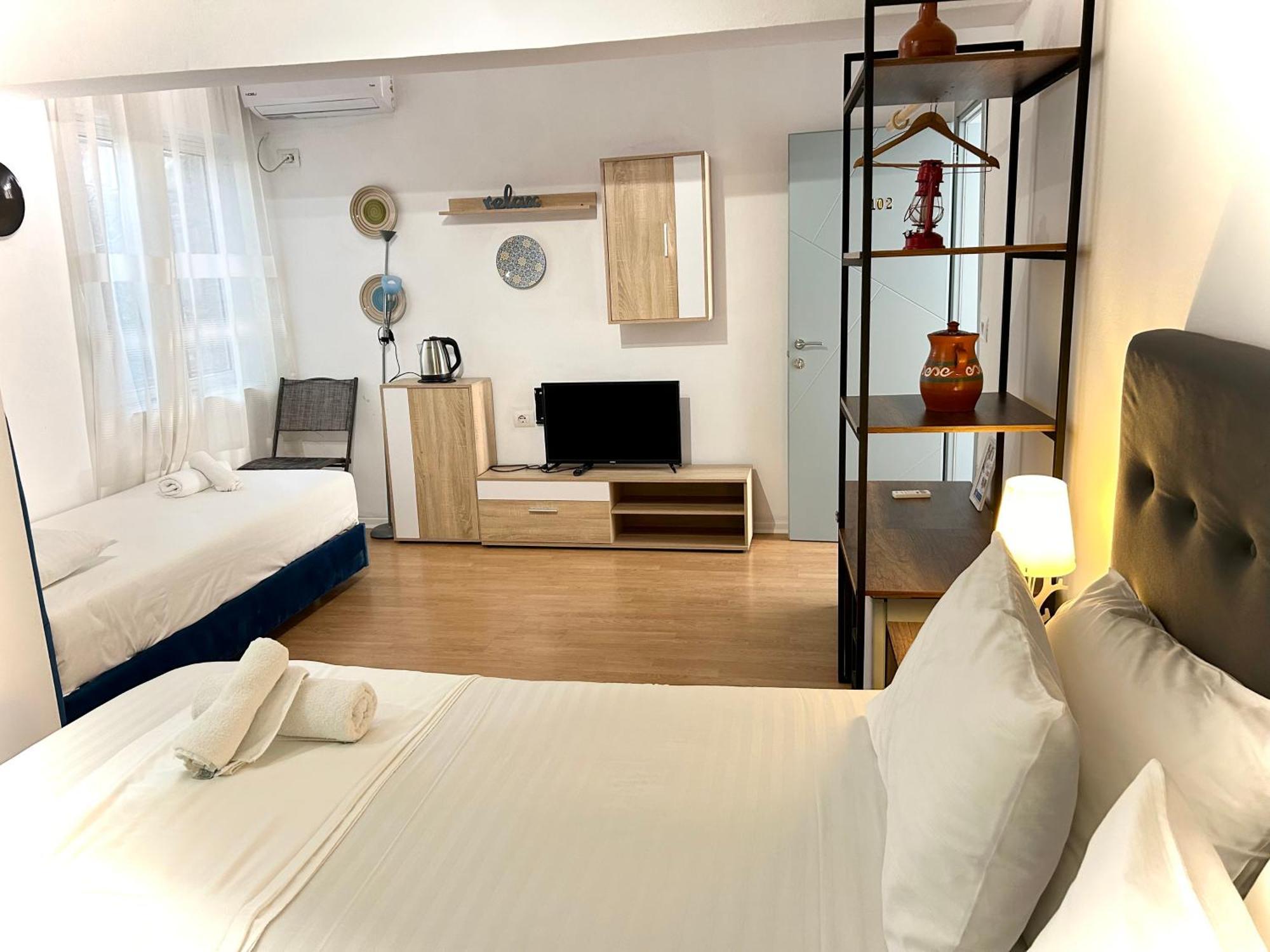 Budget Retreat Tirana & Studios Luaran gambar