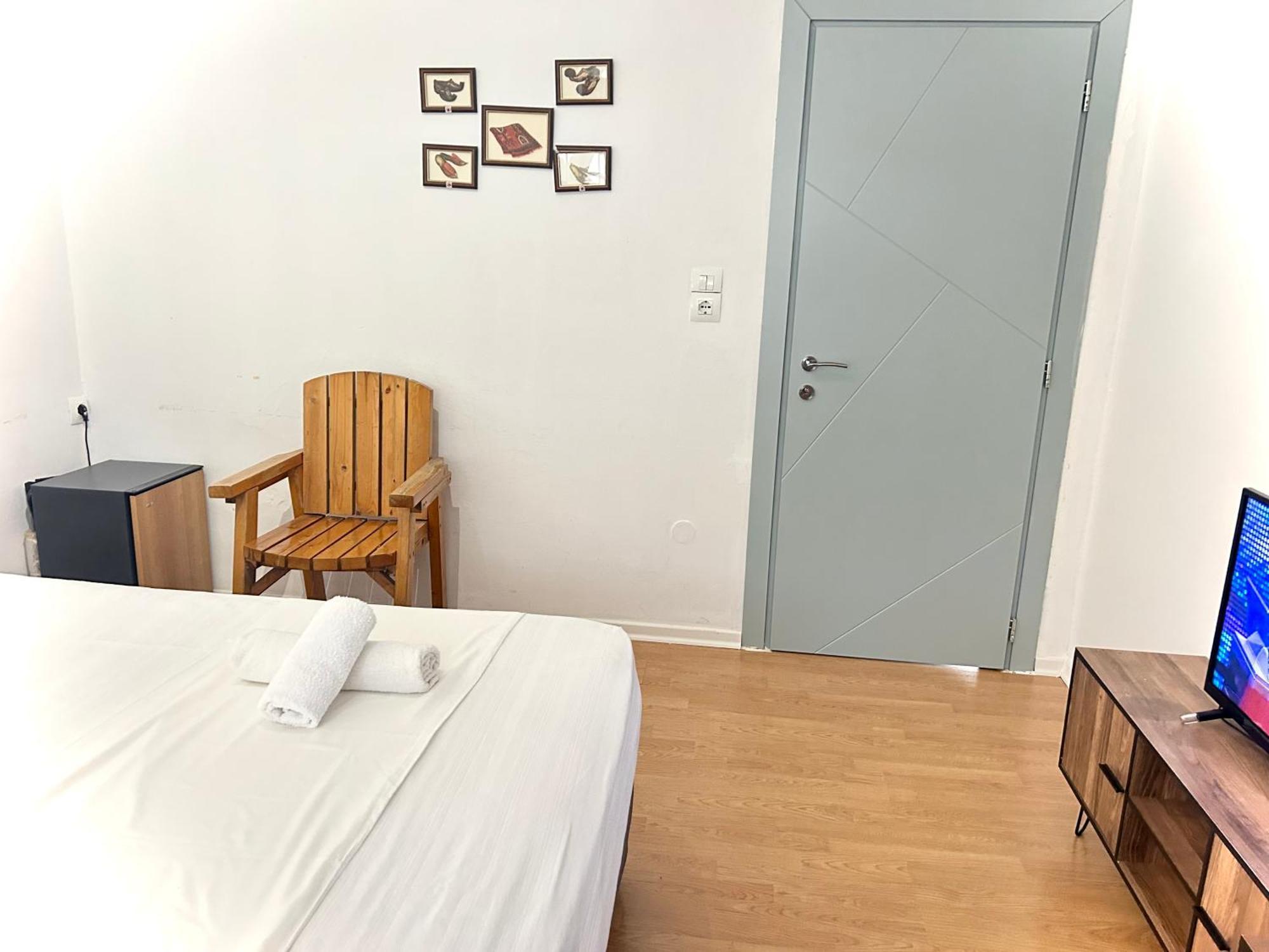 Budget Retreat Tirana & Studios Luaran gambar