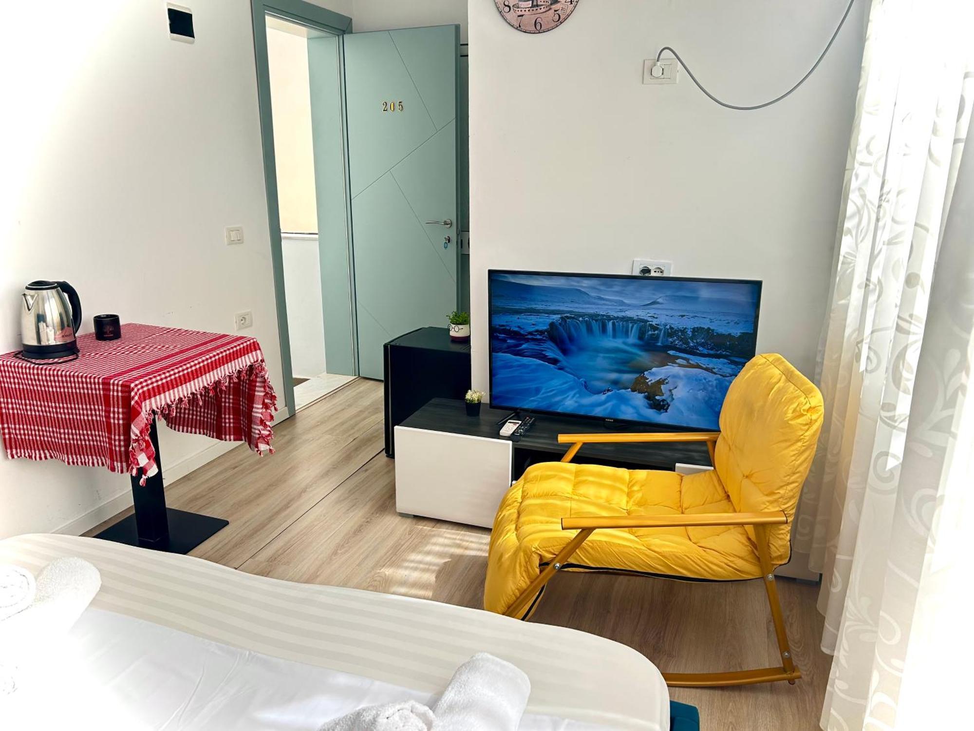Budget Retreat Tirana & Studios Luaran gambar
