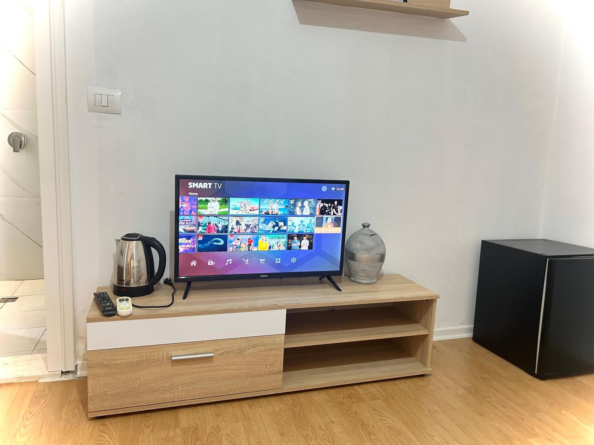 Budget Retreat Tirana & Studios Luaran gambar
