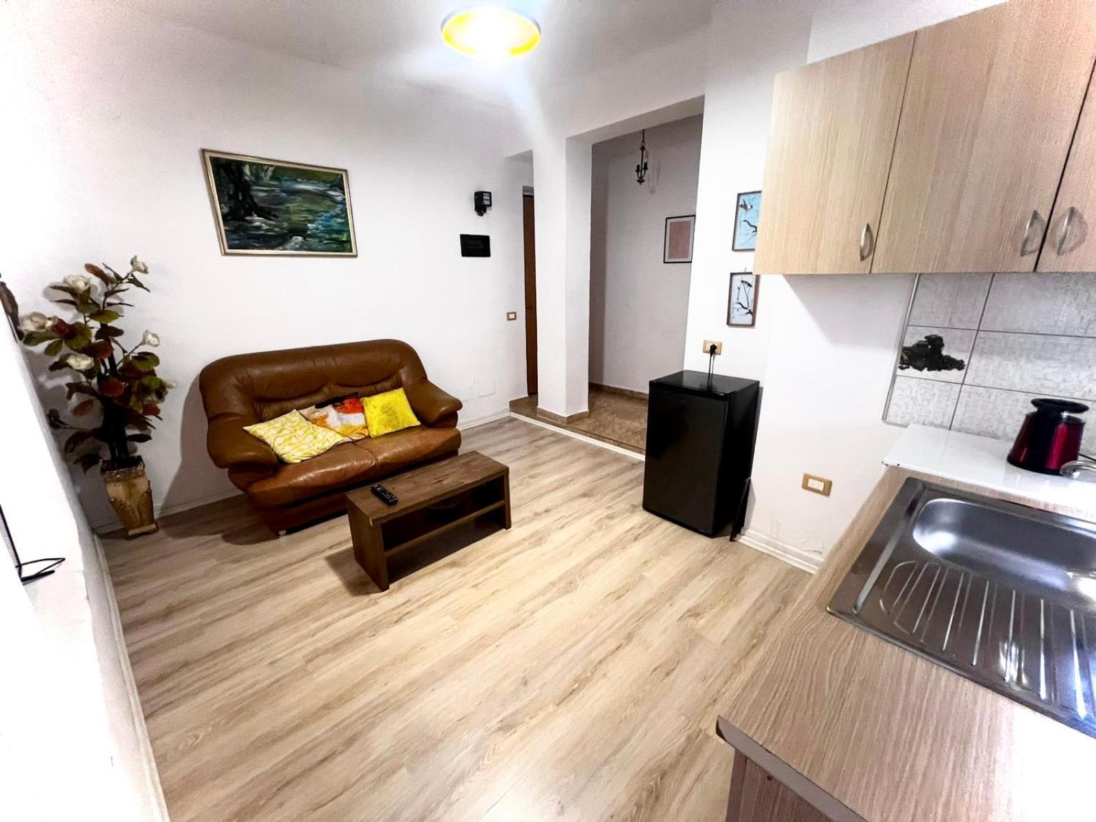Budget Retreat Tirana & Studios Luaran gambar