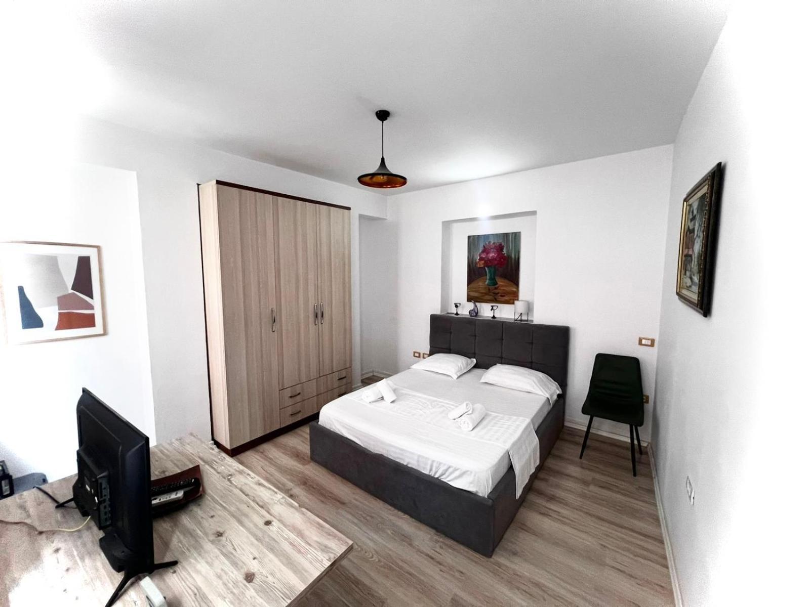 Budget Retreat Tirana & Studios Luaran gambar